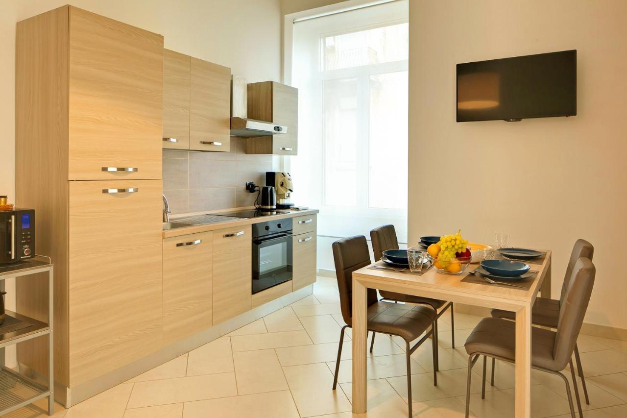 Le Corti Di Napoli Apartments Экстерьер фото